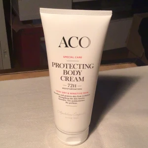 ACO Protecting Body Cream 200ml - ACO Protecting Body Cream är en vit, parfymfri kroppskräm i en mjuk plasttub med skruvlock. Den är speciellt framtagen för mycket torr och känslig hud, återfuktar intensivt i upp till 72 timmar och innehåller Triple Moist Complex. Tuben rymmer 200 ml.