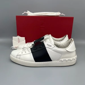 Valentino Open Sneaker Svart - • The shoes have been gently used and are in good condition  • Size: 46 (fits 46.5–47)  • Color: Black  • Retail price: 7280 SEK / 590€  • Box, dustbag, new laces & valentino card included