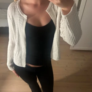 Vit stickad kofta - Med en hasp längst upp