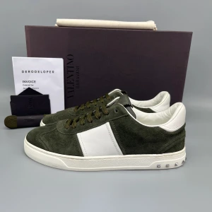 Valentino Flycrew Sneaker Olivgrön - • The shoes have been worn 2–3 times and are in like-new condition  • Size: 39.5 (fits 40–40.5)  • Color: Army Green / Olive Green  • Retail price: ~5000 SEK (no longer in production)  • Box, dustbag, new laces, valentino card & receipt is included