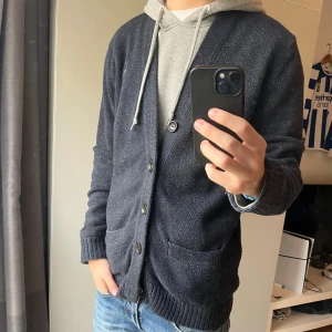 Abercrombie&Fitch cardigan - Tja! Säljer denna snygga caridgan från Abercrombie&Fitch! Mycket gott skick! Perfekt för lager på lager nu till hösten! Kontakta mig vid minsta fundering! //Nils- köp efter 25/10 kommer skickas 30/10!