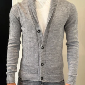 Grå overshit  - Grå stickad overshirt från Bruun&stengade! Snygg och stilren och lyfter fram din outfit! Nypris 999! Vårt pris endast 399! 