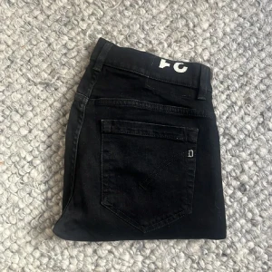 Dondup George Jeans - Sköna svarta dondup George i 31, jeansen är bara testade och säljs för att de var för små, skriv vid frågor eller funderingar
