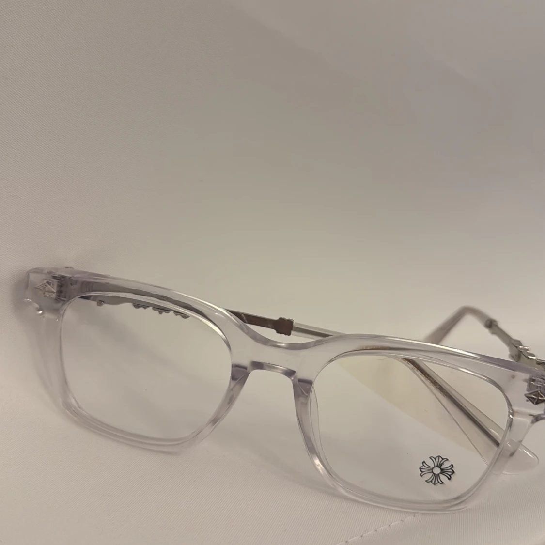 Transparenta glasögon med silverdetaljer - 1