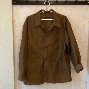 Overshirt Uniqlo - Brun overshirt från Uniqlo som passar bra till hösten. Storlek M. Den är i fint skick. Aldrig använd. 