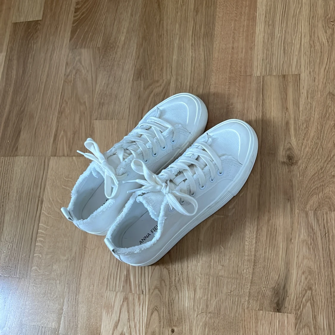 Vita sneakers från Anna Field