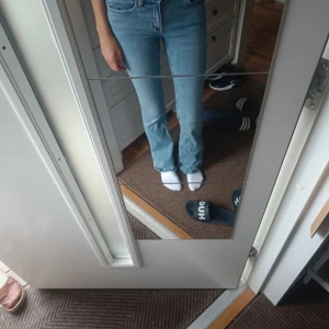 Jeans - Bootcut jeans från gina i storlek 34 tall. Innerbenslängden är 84 cm och midjan rakt över är ungefär 32-34 cm 💕