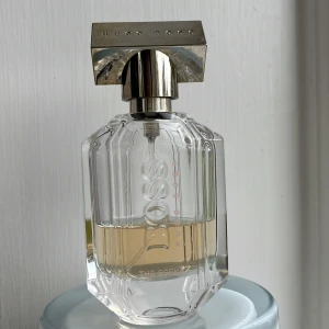 BOSS The Scent parfym - Stilren parfym från Hugo Boss – The Scent. Man ser mängden kvar på bild. Super god doft, men har inte kommit till användning längre🤍