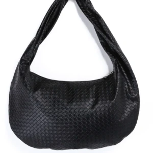 Svart axelväska i flätat skinn - Snygg svart axelväska med flätad struktur och rundad form. Första bilden är tagen från lager 157 hemsida 🫶🏼