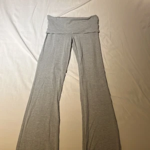 Gråa Yoga pants  - Yoga pants från Gina tricot i storlekar 158/164. Bra skick säljer då de blivit för små. Ett pytte litet hål finns på sidan av rumpan men är inget som syns då det är täckt av del man viker ner. Nypris 360kr, pris går att diskutera 