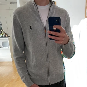 Ralph Lauren Full Zip - Säljer nu denna sjukt snygga Ralph Lauren hel zip! Mycket bra skick utan defekter! Modellen är ca 183, rekommenderar för 177-184! Hör av dig vid frågor eller funderingar, priset är inte hugget i sten!