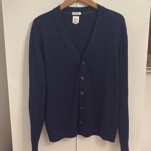 Mörkblå merinoullskofta från GAP - Kofta från GAP i mörkblå färg, i 100% merinoull. Perfekt nu till hösten för ett rimligt pris. Hör gärna av er vid frågor. 