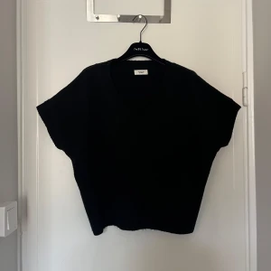 Svart stickad v-ringad topp - Svart väst/tröja från JDY, i storlek M. Använd ett fåtal gånger🌟