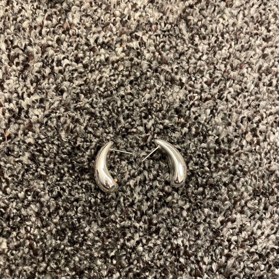 Droppformade örhängen i silver - 1