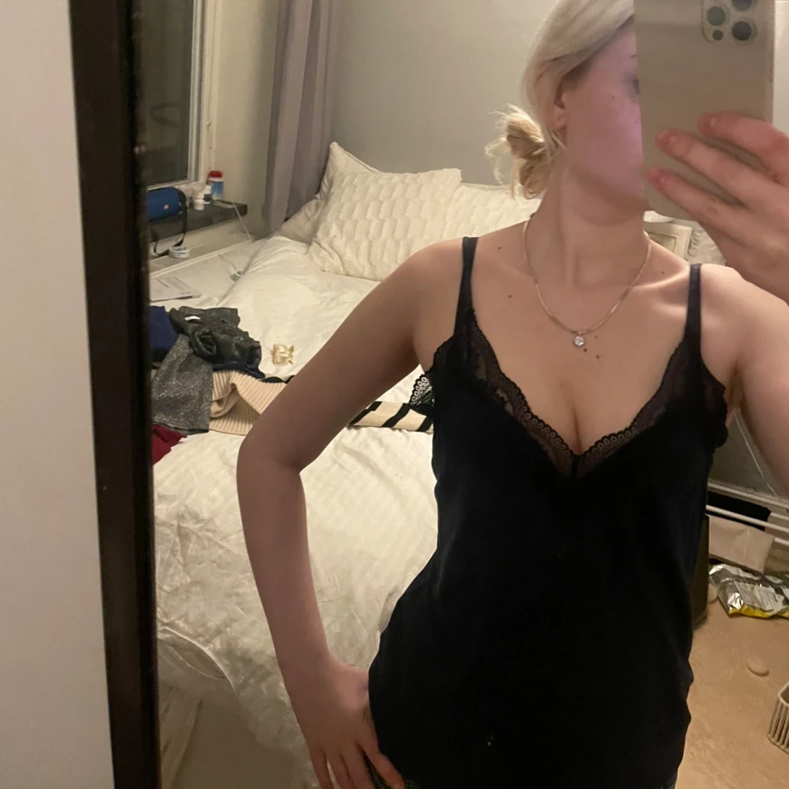 Svart linnetopp med spetskant - 1