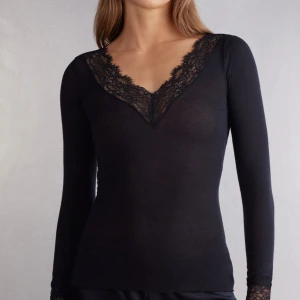 Intimissimi tröja med spets - Intressekoll på min intimissimi tröja som är använd endast 2-3 gånger så i nyskick! Skriv om du är intresserad😊