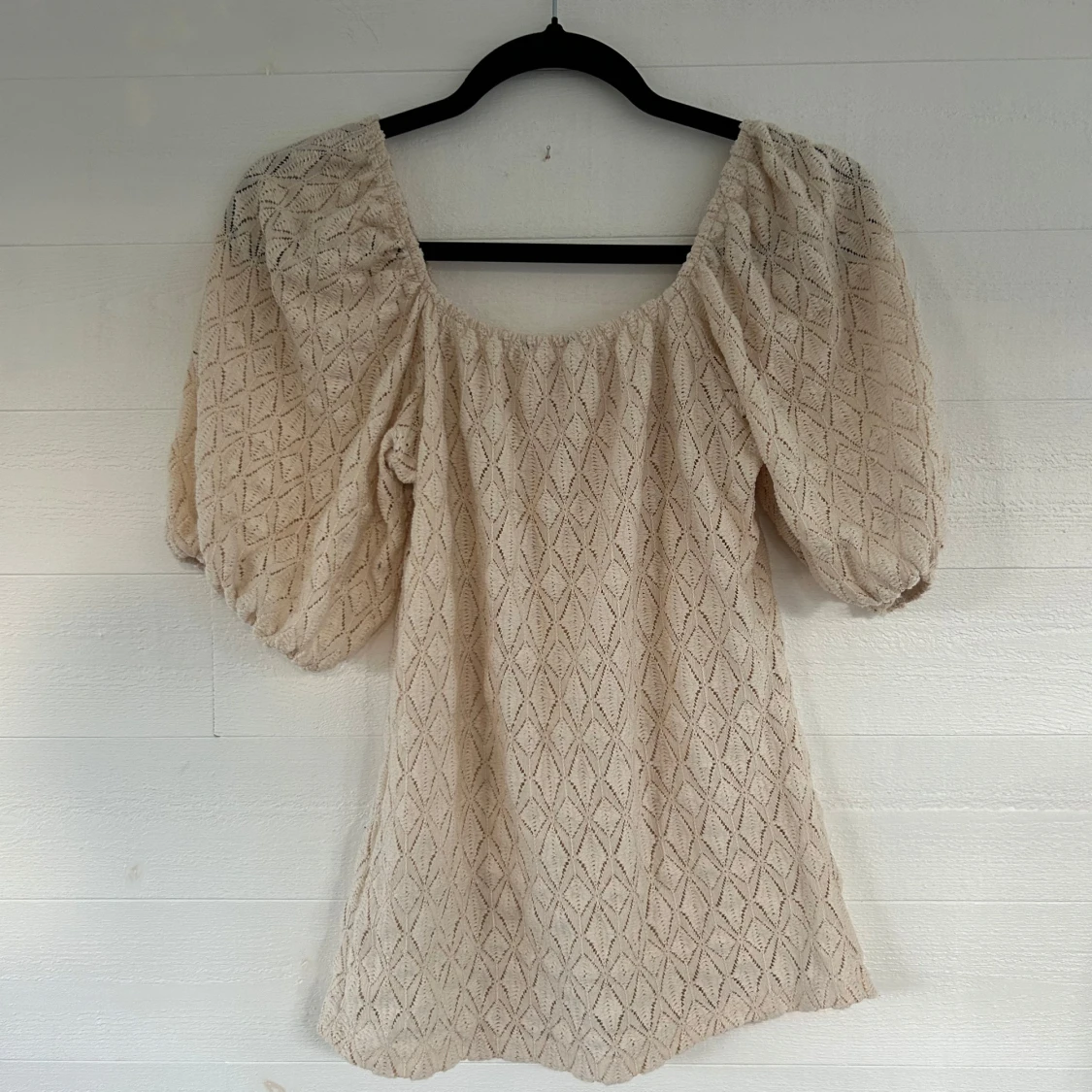 Beige stickad blus med puffärm