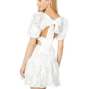 Studentklänning - Säljer min superfina studentklänning från Bardot!!🩷🩷Storlek 40. Endast använd en gång.