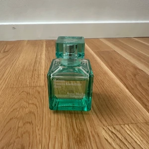 Maison Francis Kurkdjian Aqua Media - Aqua Media Cologne forte från Maison Francis Kurkdjian. Flaskan rymmer 70 ml och har en modern, stilren design. Tillverkad i Frankrike – perfekt för dig som vill sticka ut med en exklusiv doft.