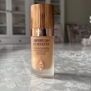 Charlotte Tilbury Airbrush Flawless Foundation 30 ml - Charlotte Tilbury Airbrush Flawless Foundation 30 ml. Waterproof och Skincare-infused. Mycket bra skick. Använd men mycket kvar i flaskan, ca 85-80%. Färg: 7 Neutral. Nypris: 615 kr på Kicks Älskar produkten men jag har flera liknande, vill ge plats åt annat. Priset kan diskuteras vid snabb affär. Säljer flera smink, smycken osv av kända märken.