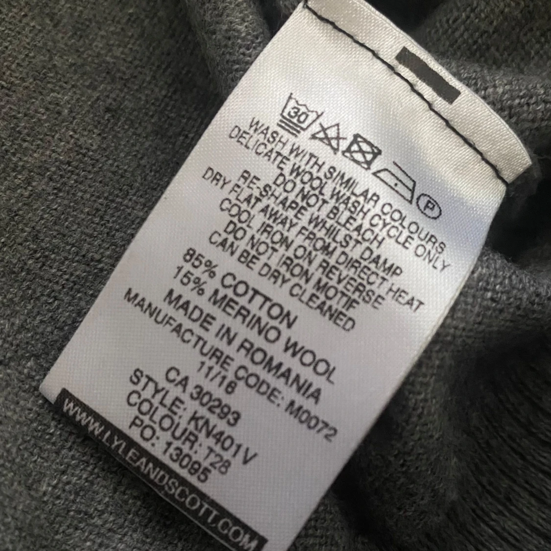 Grå v-ringad tröja från Lyle & Scott - 3