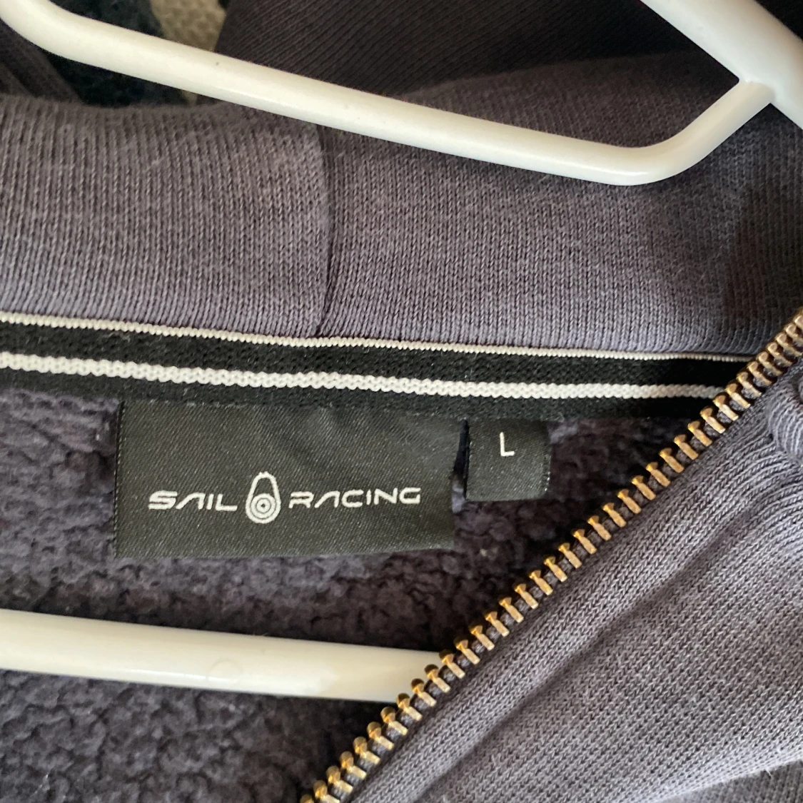 Mörkblå hoodie från Sail Racing - 2