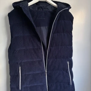Blå väst från vendiera - Fet väst med luva från Vendiera. Skick 10/10. Säljer pga jag tröttnat på den. Köpt för 1100kr. 