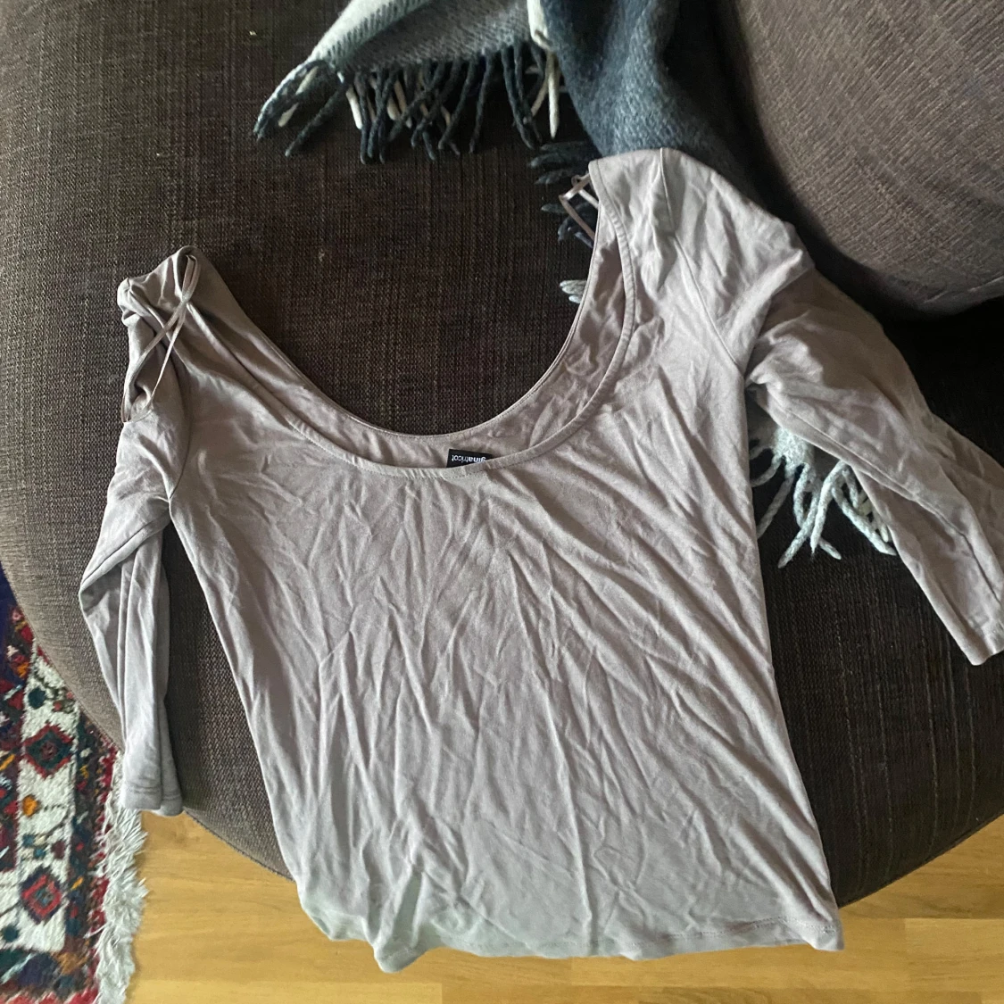 Beige långärmad topp med vid ringning - 1