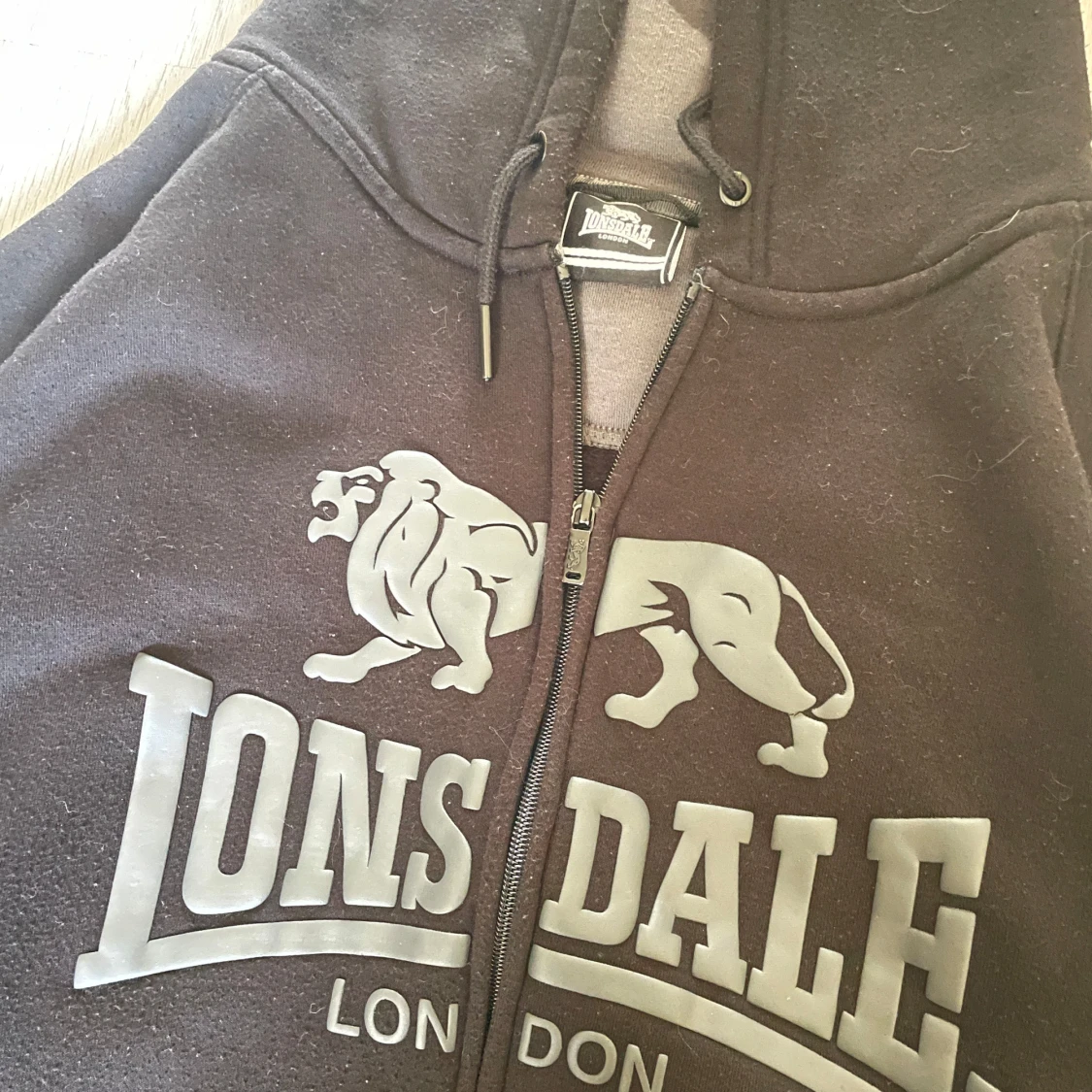 Svart hoodie från Lonsdale med tryck - 1