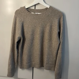 Beige stickad tröja från Vero Moda - Supermjuk beige stickad tröja från Vero Moda med rund halsringning och ribbade muddar. Perfekt för lager-på-lager och chill höst- och vinterdagar. Enkel och stilren design som är lätt att matcha med allt.