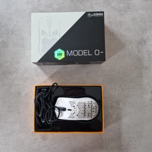 Glorious Model O-vit gamingmus - Helt ny Glorious Model O- gamingmus i vitt, ultralätt design på endast 58g.