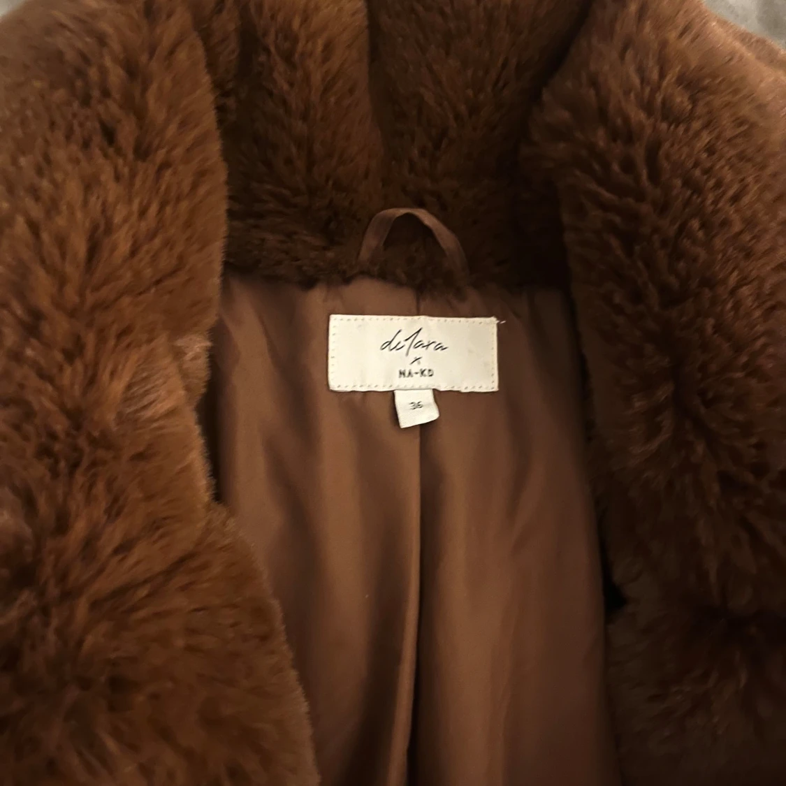 Brun pälsjacka från NA-KD  - 3