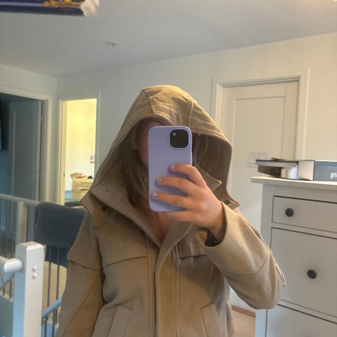 Beige jacka med huva och knappar - 4