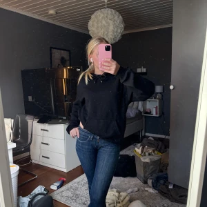 Levis 527 blå bootcut jeans - Säljer ett par Levis 527 jeans i klassisk blå tvätt. Jeansen har låg midja, bootcut-ben och snygga kontrastsömmar. Materialet är jeans i bomull och de har en figurnära passform upptill som släpper ut vid benslutet. Perfekta för dig som gillar en tidlös och cool look.