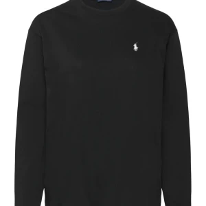 Svart sweatshirt från Polo Ralph Lauren - Klassisk svart sweatshirt från Polo Ralph Lauren med rund halsringning och broderad vit logga på bröstet.  Den är liten i storleken. Oanvänd, tiden för att skicka tillbaka har gått så därav säljs den här. Den är köpt för 1595kr och i nyskick. 