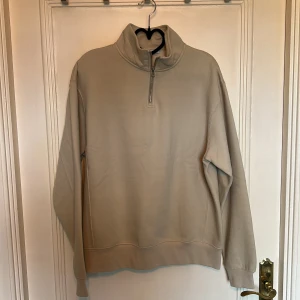 Beige half zip sweatshirt - En stilren beige sweatshirt med half zip och hög krage. Köpt ifrån ZARA. 