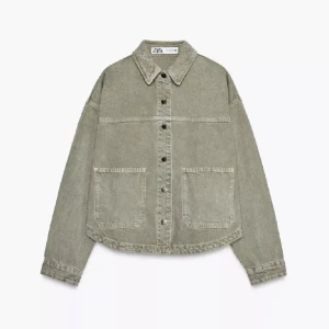 grön jeansjacka från Zara - Grön overshirt från Zara i jeansmaterial. Jackan har klassisk krage, stora framfickor och knäppning med metallknappar. Perfekt för lager-på-lager och enkel att matcha med olika outfits. Några sömmar har gått upp men då är trådarna som ’sticker ut’ knappt 1cm långa. Nypris 379kr. 