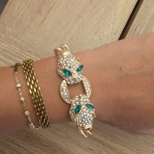 Guldarmband med glittrande panterhuvuden - Oanvänd. Rostfritt stål 