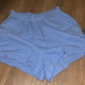 Blå bomullsshorts från Vero Moda -  ljusblå shorts från Vero Moda i mjuk, krinklad bomull. 