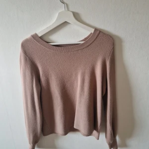 Beige stickad tröja från Pieces - Mysig beige stickad tröja från Pieces med rund halsringning och långa ärmar. Tröjan har en enkel och stilren design som är lätt att matcha med olika outfits. Perfekt för lager-på-lager under kyligare dagar.