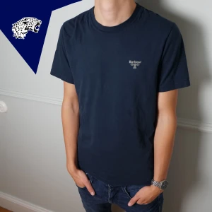 BARBOUR T-SHIRT - Fet Barbour T-shirt | Skick: 7.5/10 (finns mindre fläckar, inget man tänker på då dom är mörka) | Strl: M | Modellen är 182 cm | Hör av dig om du undrar någonting!