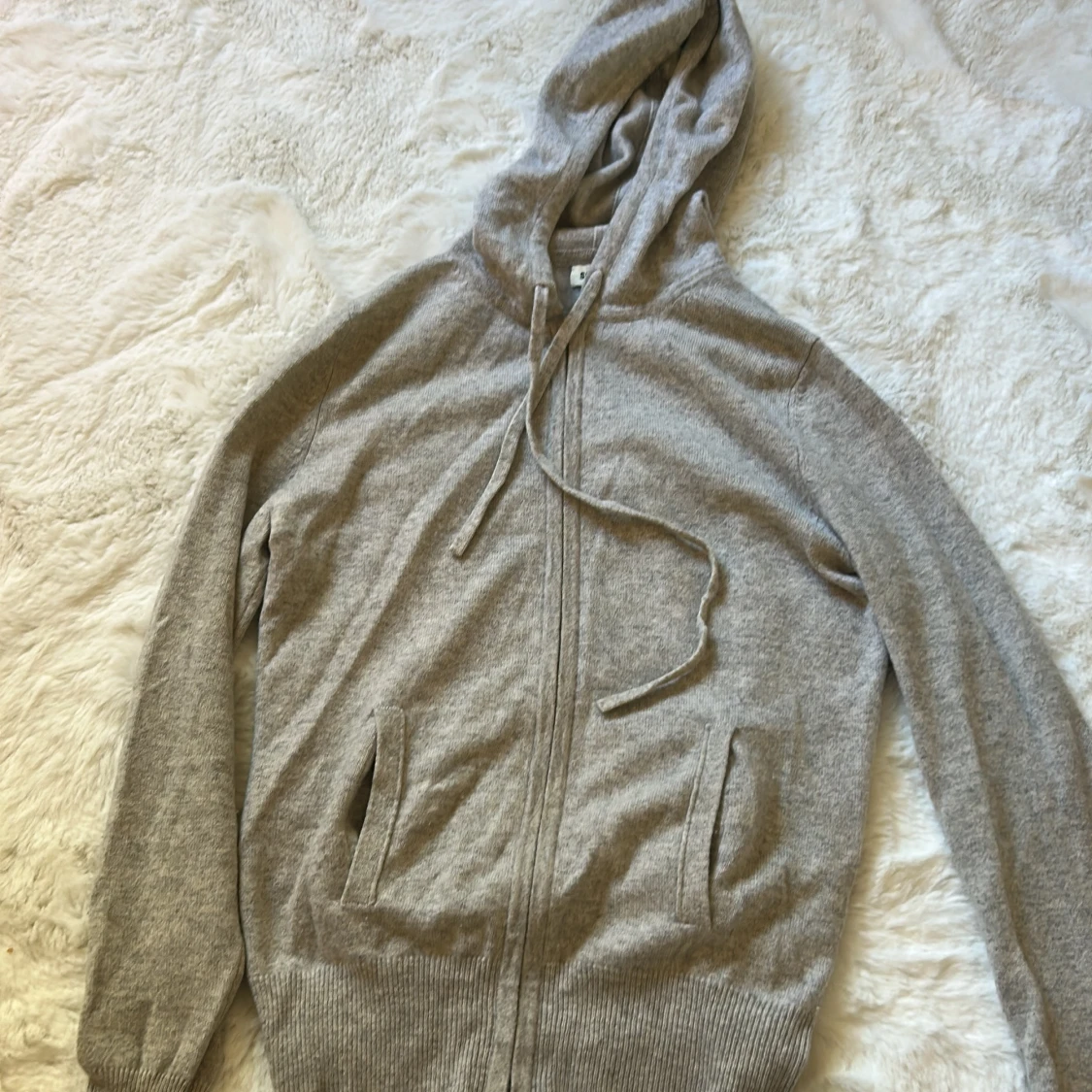 Grå hoodie i kashmir från Soft Goat