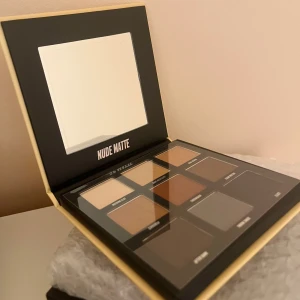 Beauty Bay Nude Matte Ögonskuggspalett - En Beauty Bay Nude Matte Ögonskuggspalett på 9 färger som aldrig använts! Original pris på 129kr