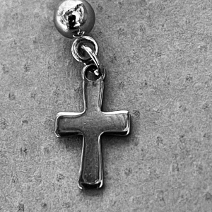 By prisförslag- 1 st örhänge silverfärgat kors - By prisförslag- 1 st örhänge silverfärgat kors