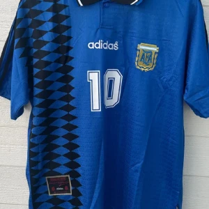 Argentina Maradona 10 Adidas tröja blå - Klassisk blå Argentina fotbollströja från Adidas med Maradona och nummer 10 på ryggen.  Storlek M pris kan diskuteras .