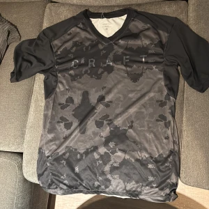 Tränings och cykel  t-shirt från Craft - Skön tränings/ cykel t-shirt storlek S. Normal i storlek och sparsamt använd. Skriv för mer info eller för att diskutera pris.