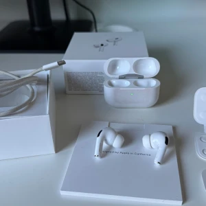 AirPods Pro 2 (USB-C)  - Säljer mina AirPods Pro 2 (senaste versionen med USB-C) pga att jag ska köpa nya. Hörlurarna fungerar felfritt och kommer med originalkartong och alla tillbehör förutom XS-silikontipsen (S, M & L ingär). Vill du ha mer info (t.ex. serienummer, kvitto fler bilder) skriv till mig då, finns inte plats för att skriva allt här.  PRIS KAN DISKUTERAS.