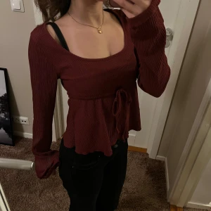 Vinröd Topp - Vinröd långärmad blus från Nelly.💓