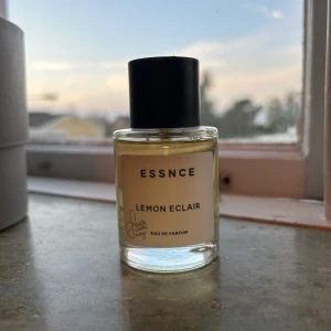 ESSNCE Lemon Eclair Parfym - Modern Eau de Parfum med fräsch vibe. Perfekt för dig som vill sticka ut med en unik doft. Snygg och stilren flaska – enkel att ta med överallt.