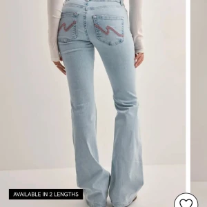 Nelly jeans - Köpte dom i somras men dom var för långa för mig så hålen på knäna satt inte rätt därför säljer jag dom, endast provade